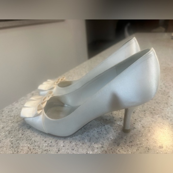 Stuart Weitzman Gigiritz White Satin Pump - Picture 6 of 12